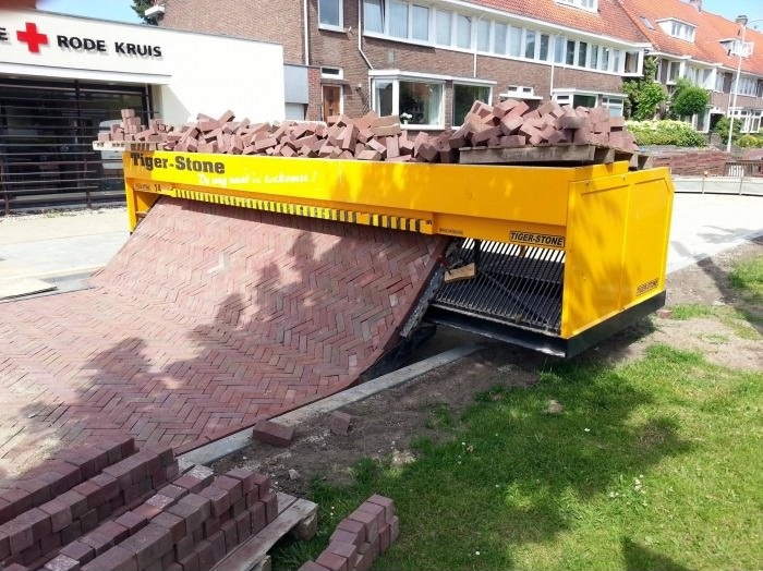 Brick laying machine