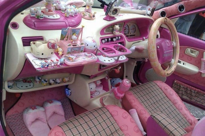 Hello Kitty's Car