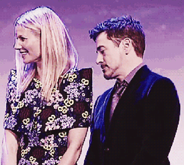 RDJ gets bored on stage