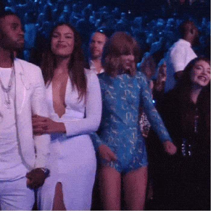 Taylor Swift dancing