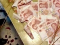 Chinese man gifts gf a 10,000 yuan bouquet of banknotes